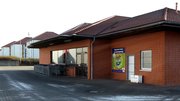 Mit der Schließung des Aldi-Marktes in der Ilsenburger Straße hat der dritte Markt in Wernigerode innerhalb eines Jahres seine Tore geschlossen. Die Stadträte der Wernigeröder Linkspartei warnen davor, dass in einigen Stadtvierteln die wohnortnahe Versorgung ins Wanken geraten könnte.